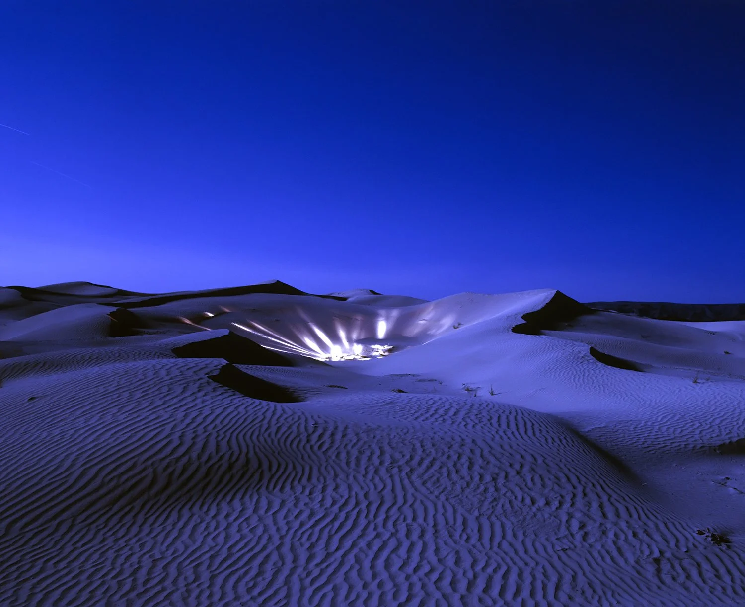 ERNEST　DEZENTJE（エルネスト　デゼンチェ）、トバ湖（スマトラ） Desert Mirages: Desert X 2023 Attempts to Engage Problems Facing